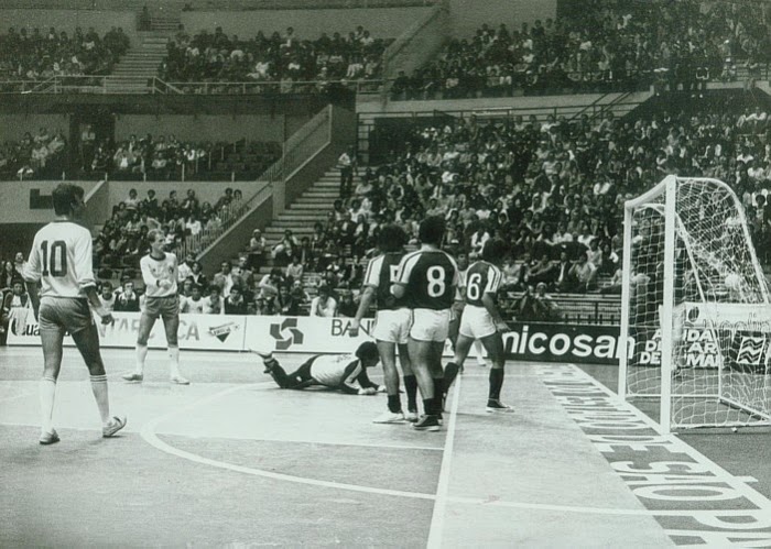 Futsal ra đời từ nhu cầu chơi bóng trong không gian nhỏ và dần phát triển thành môn thể thao chuyên nghiệp. 