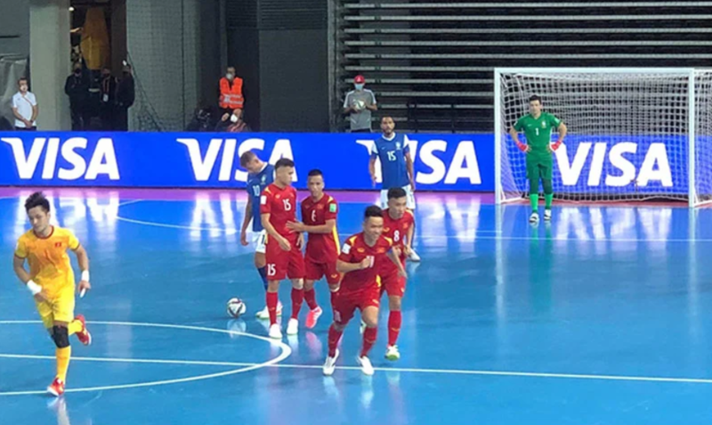 Luật Futsal có nhiều điểm riêng như đá biên bằng chân, thay người linh hoạt và thi đấu 5 người mỗi đội. 