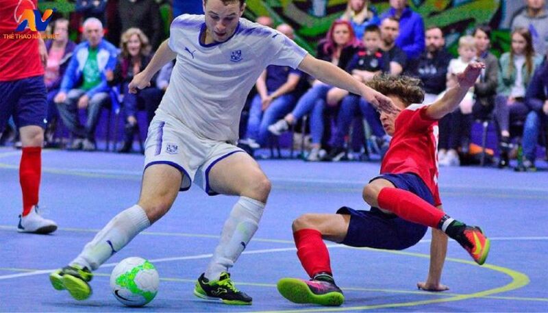 Futsal yêu cầu cầu thủ kiểm soát bóng tốt, phản xạ nhanh và xử lý chính xác trong không gian hẹp. 
