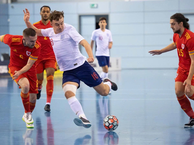 Futsal là môn thể thao có tính chiến thuật cao, đòi hỏi cầu thủ liên tục di chuyển và phối hợp. 