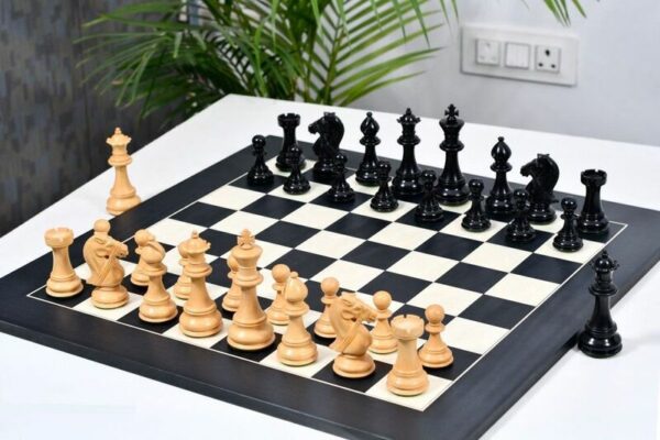 Bàn cờ Vua gồm 64 ô và mỗi bên có 16 quân với vai trò di chuyển khác nhau. 