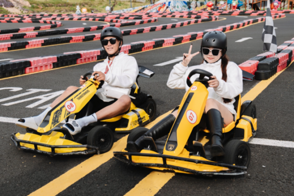 Đua xe Go Kart mang đến cảm giác tốc độ chân thật trong môi trường đường đua an toàn và được kiểm soát. 
