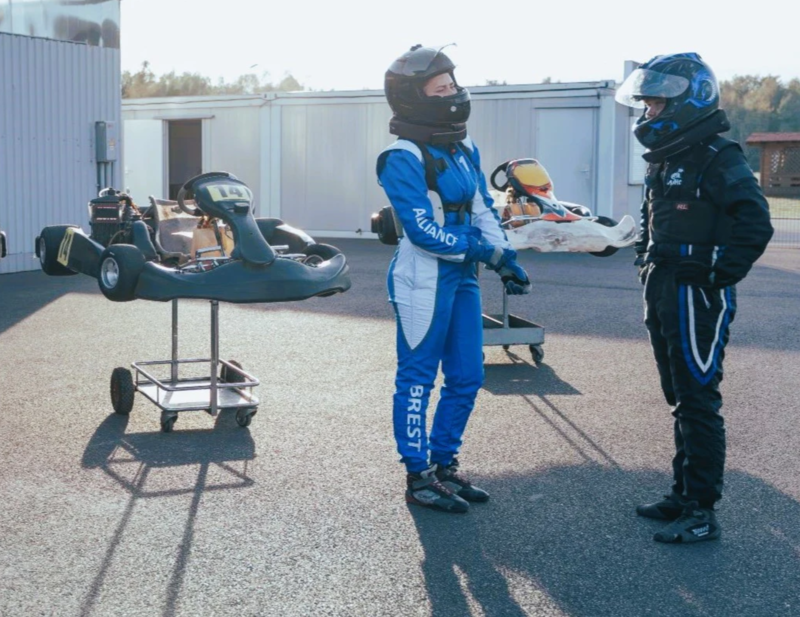 Chuẩn bị trang phục gọn gàng, giày phù hợp và tâm lý thoải mái giúp buổi chơi Go Kart hiệu quả hơn. 
