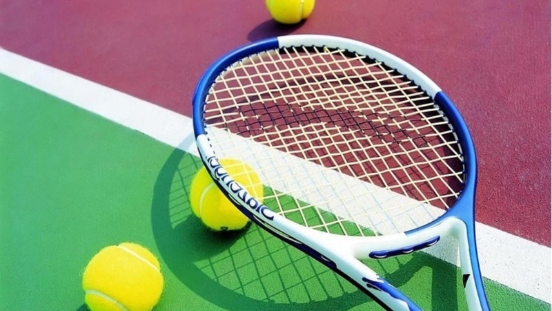 Tennis là môn thể thao dùng vợt đánh bóng qua lưới, đòi hỏi kỹ thuật, tốc độ và chiến thuật.