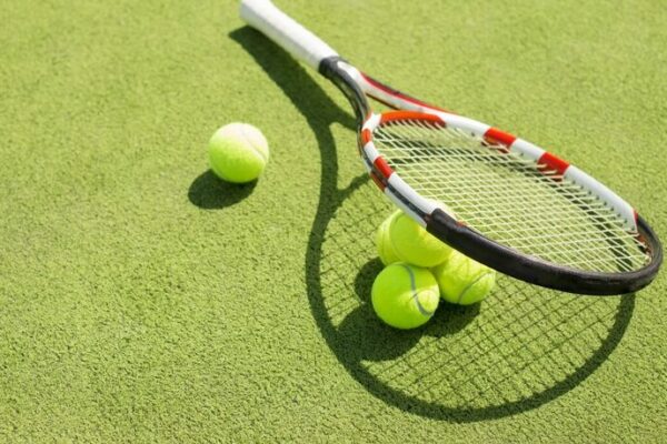 Người mới nên chọn vợt tennis có trọng lượng vừa phải, dễ kiểm soát và phù hợp thể lực. 