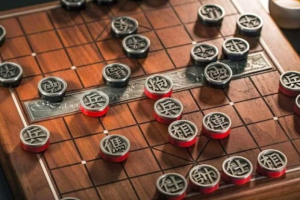 Sông Hà tạo cảm giác bàn cờ tướng giống một chiến trường thu nhỏ giữa hai đạo quân. 