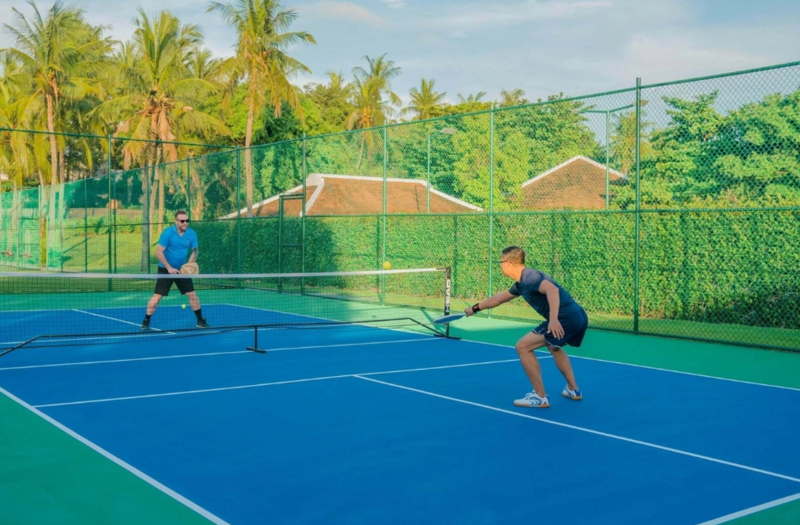 Pickleball có sân nhỏ hơn tennis, tốc độ vừa phải và ít đòi hỏi thể lực hơn. 