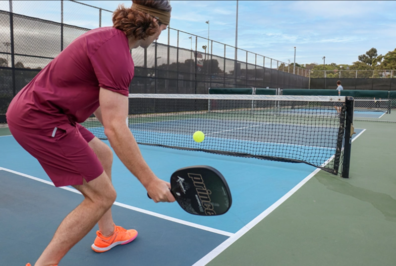Kỹ thuật pickleball cơ bản gồm giao bóng, trả giao bóng, dink, volley, drive và lob. 