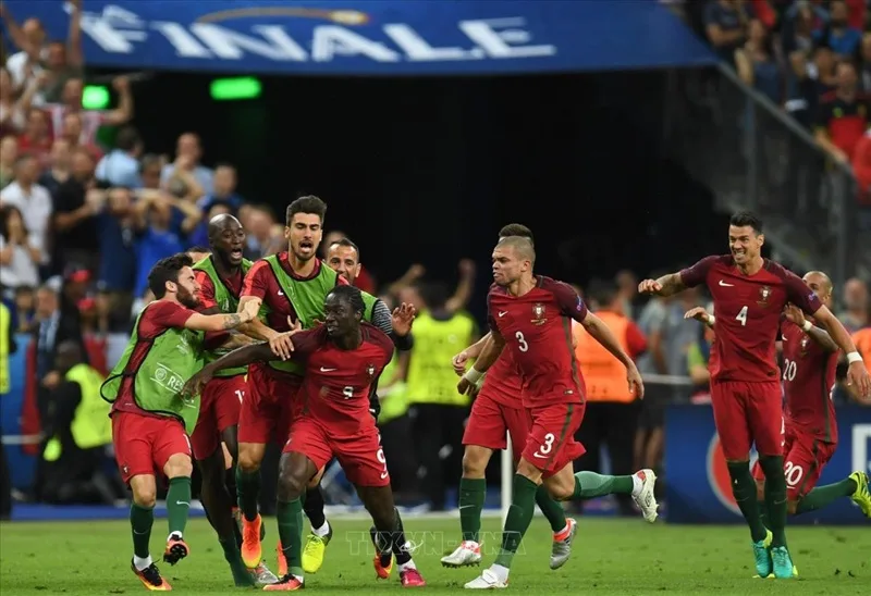 Đội tuyển Bồ Đào Nha vươn lên đỉnh cao châu Âu với chức vô địch Euro 2016 lịch sử.