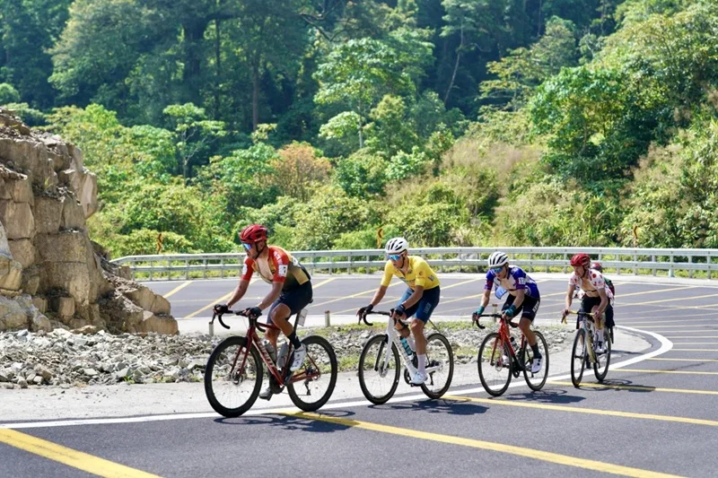 ay đua leo núi kiên cường chinh phục những con dốc đứng khắc nghiệt.