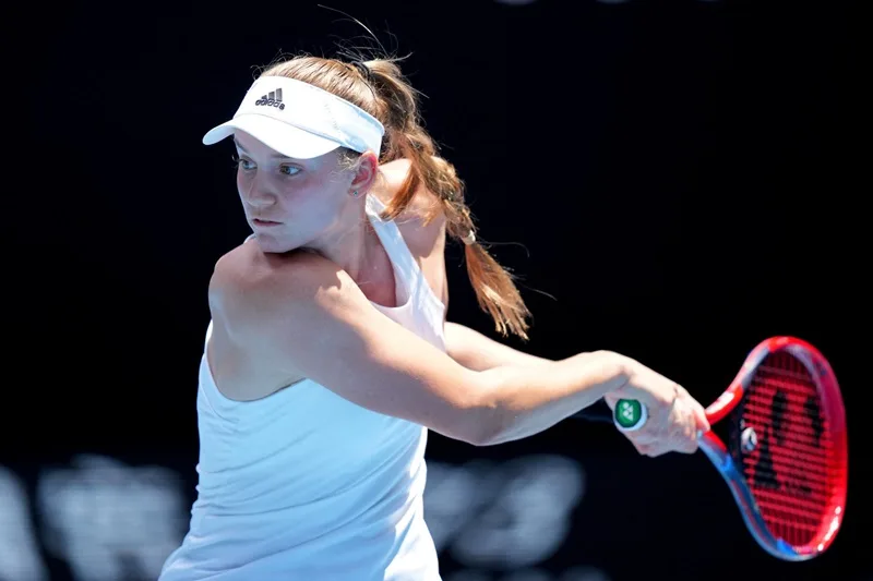 Kỹ thuật trượt sân đòi hỏi thể lực dẻo dai và sự kiên trì trên thảm đỏ Roland Garros.