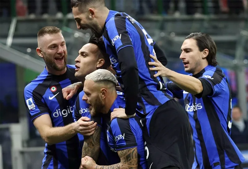 Bộ ba trung vệ tạo nên "lớp thép" kiên cố và kỷ luật trước khung thành Nerazzurri.
