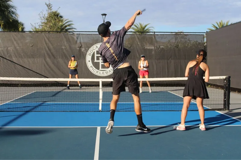 Kích thước sân tiêu chuẩn và khu vực Kitchen (Non-Volley Zone) trong thi đấu pickleball đôi.