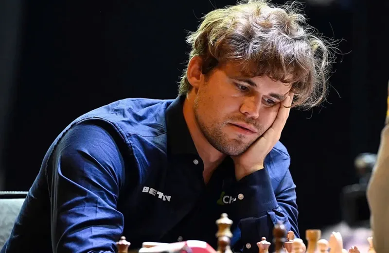 Trận hòa lịch sử giữa Carlsen và huyền thoại Garry Kasparov năm 2004.