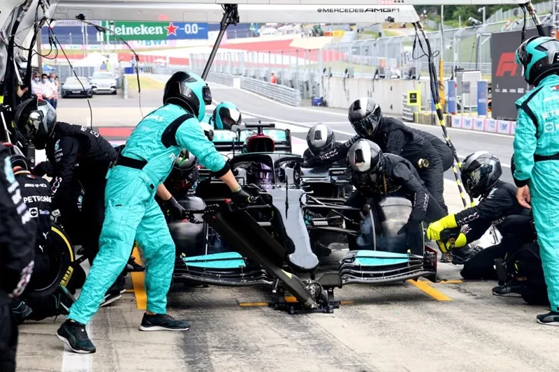 Đội ngũ kỹ thuật viên Mercedes làm việc khẩn trương trong khu vực pit-stop.