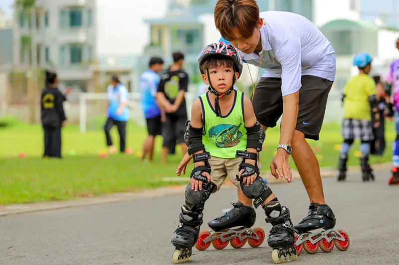 Trượt patin nghệ thuật đòi hỏi sự khéo léo và khả năng giữ thăng bằng tốt.