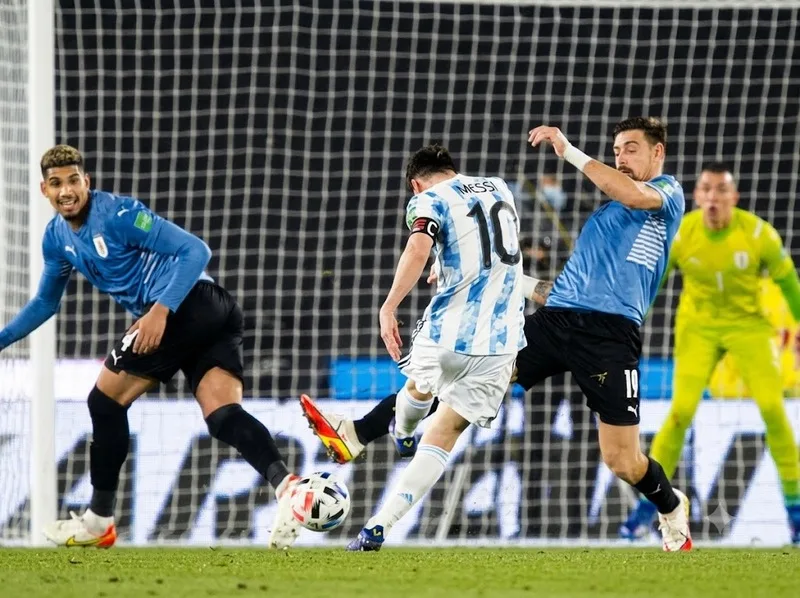 Đường chuyền khoảng 35 mét của Messi bất ngờ thành bàn trước Uruguay.