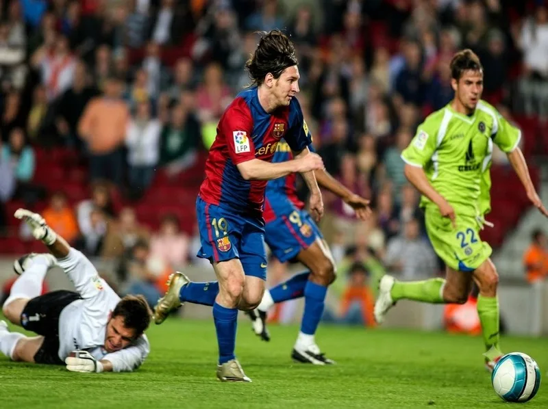 Messi rê bóng từ xa trước Getafe nhưng dứt điểm gần khung thành.