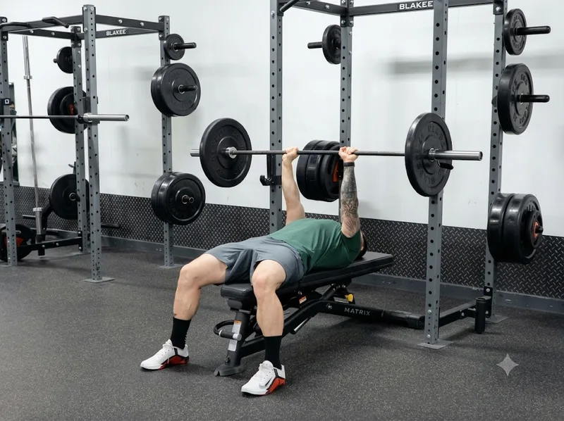 Tần suất Bench Press nên dựa vào mục tiêu, cường độ và khả năng phục hồi