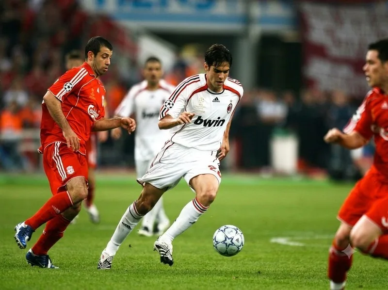 Kaká gây ấn tượng với tốc độ dẫn bóng và khả năng dứt điểm từ trung lộ